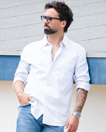 Camisa Risca Branca e Azul Versace Jeans Couture